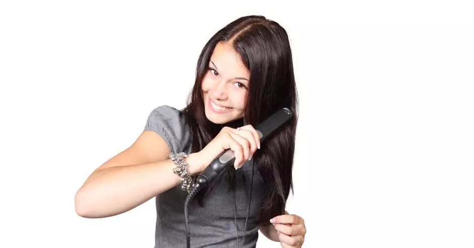 Toto je 6 najväčších chýb pri žehlení vlasov. Robíte ich aj vy?